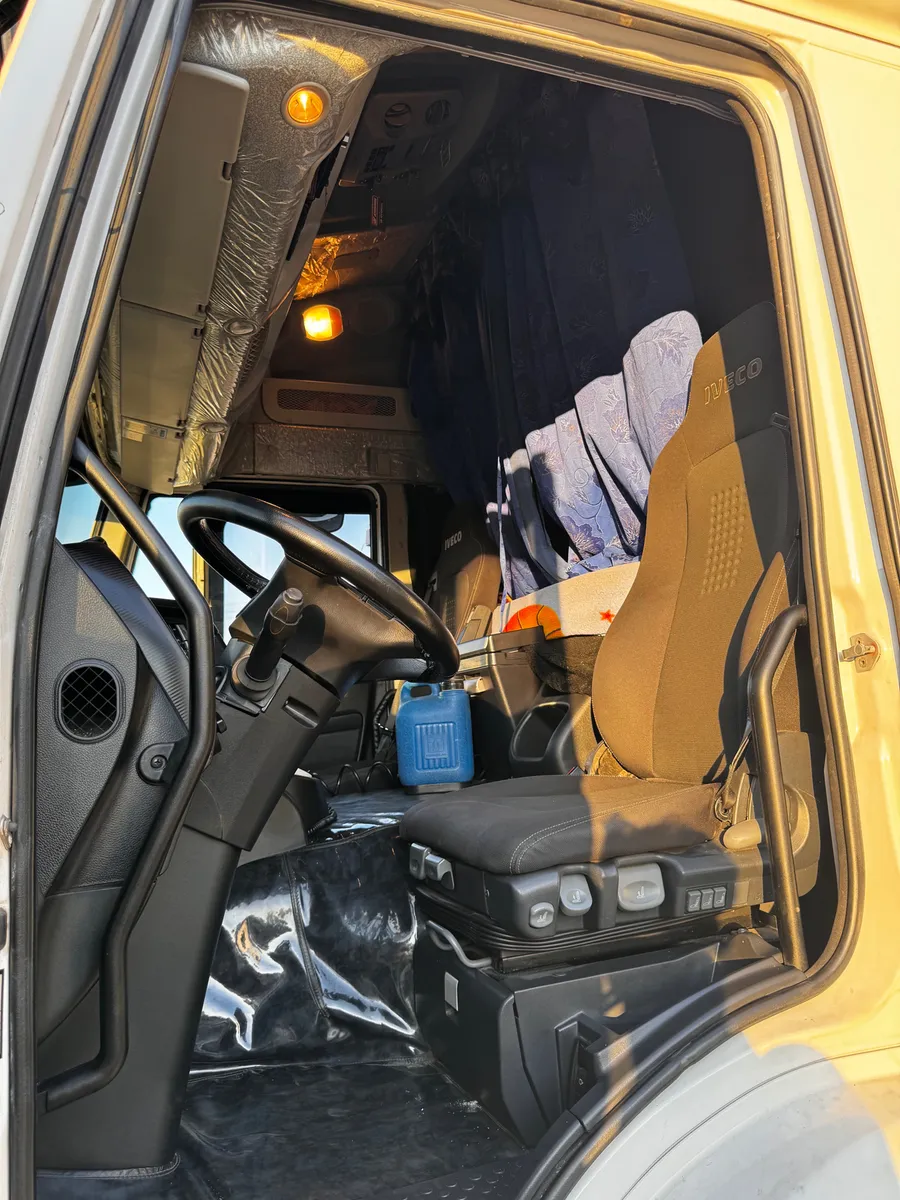 D_NQ_NP_2X_701676-MLB84684926520_052025-F-hi-road-iveco-440-6x2