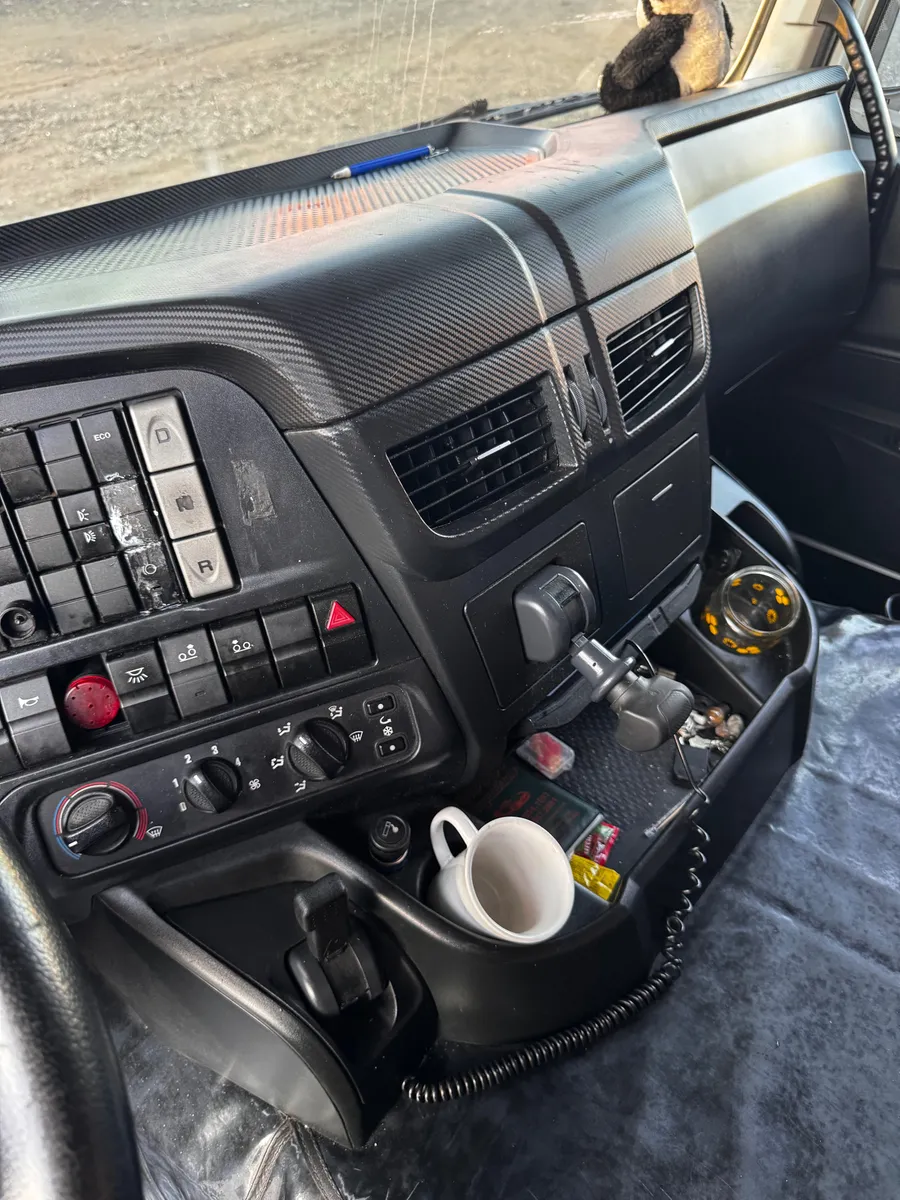 D_NQ_NP_2X_726070-MLB84684621936_052025-F-hi-road-iveco-440-6x2
