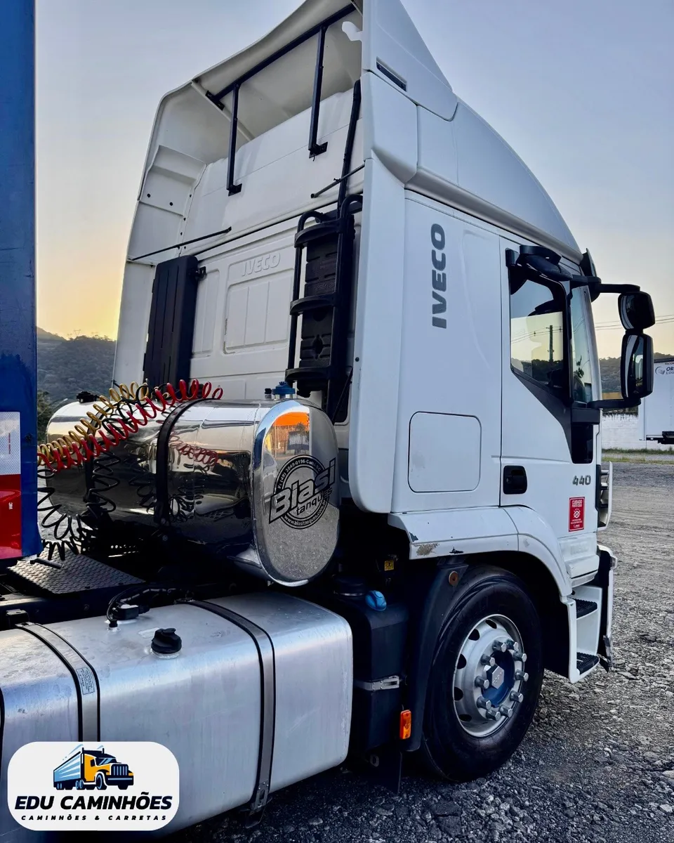 D_NQ_NP_2X_733348-MLB84684621846_052025-F-hi-road-iveco-440-6x2