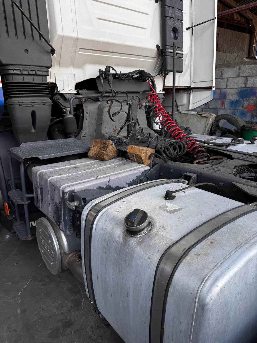 D_NQ_NP_2X_786148-MLB84218352809_042025-F-iveco-hi-hay-6x2-2021