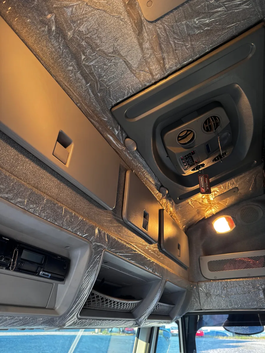 D_NQ_NP_2X_870548-MLB84983900957_052025-F-hi-road-iveco-440-6x2