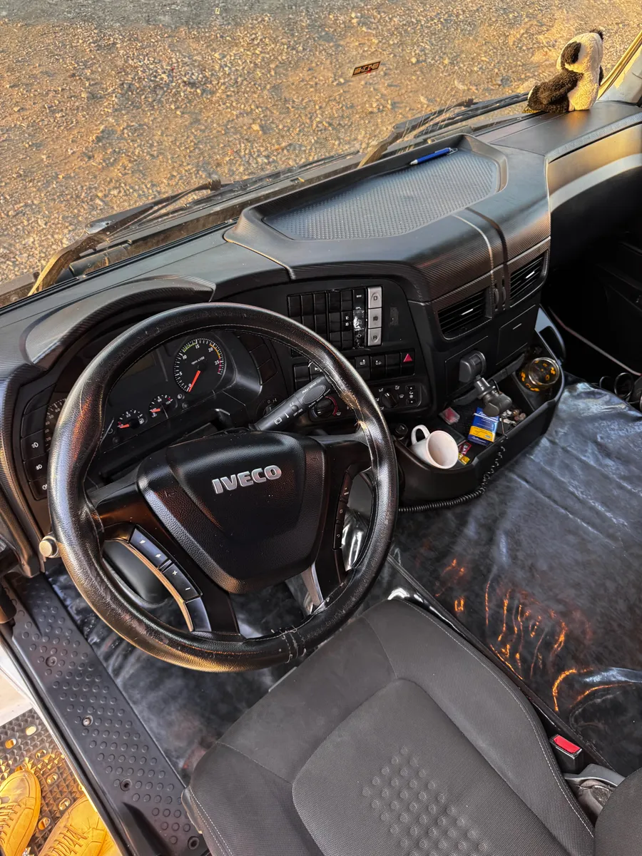 D_NQ_NP_2X_894392-MLB84684926556_052025-F-hi-road-iveco-440-6x2