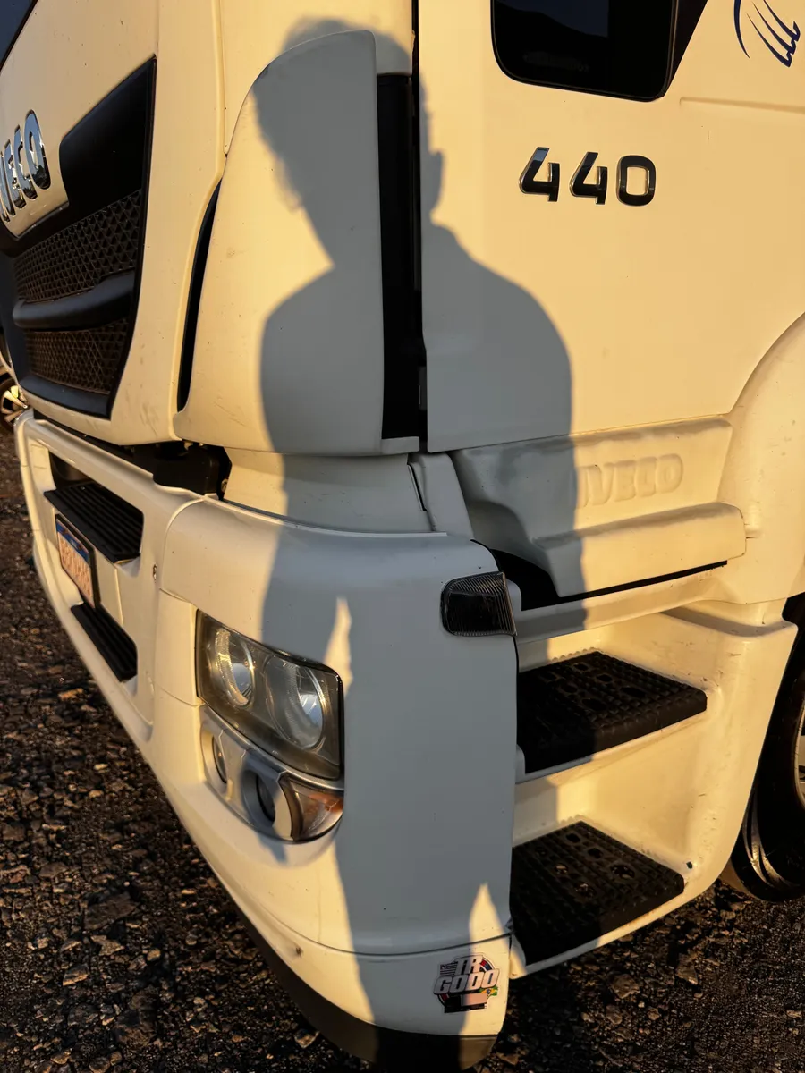D_NQ_NP_2X_934862-MLB84684681260_052025-F-hi-road-iveco-440-6x2