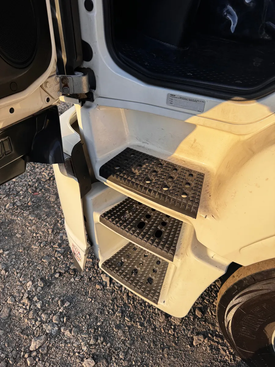D_NQ_NP_2X_991947-MLB84684867982_052025-F-hi-road-iveco-440-6x2